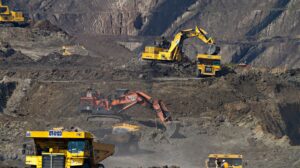 Operación minera legal con excavadoras y volquetas, frente a la minería ilegal